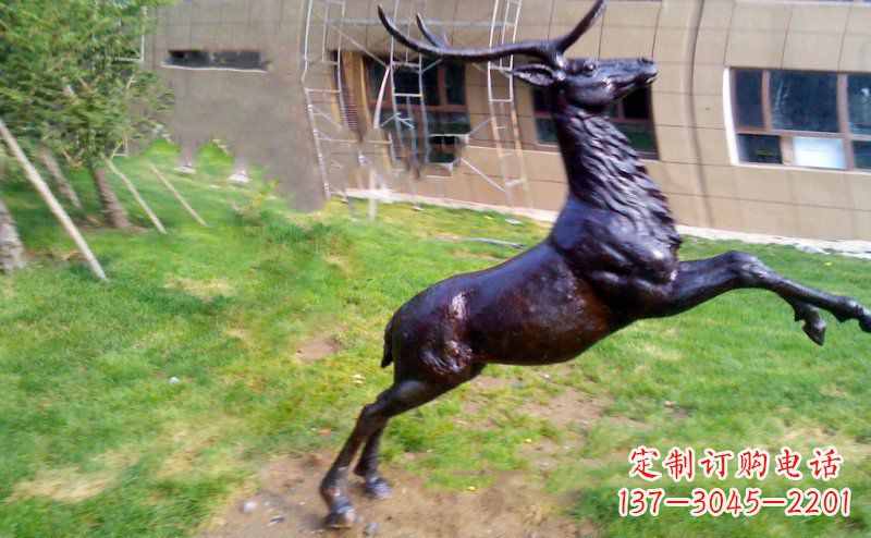 重庆公园跳跃的鹿动物铜雕