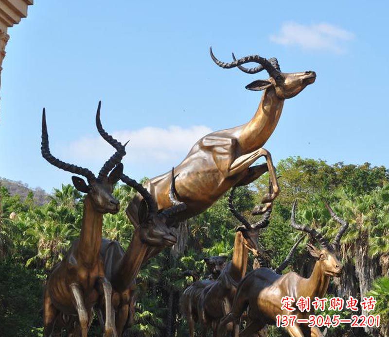 重庆公园铜雕奔跑的羚羊
