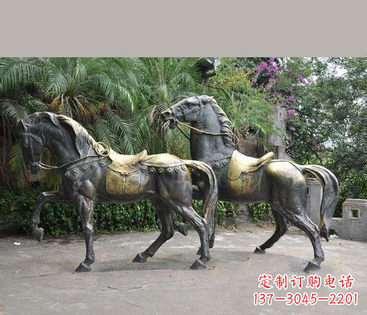 重庆公园铜雕戴马鞍的马