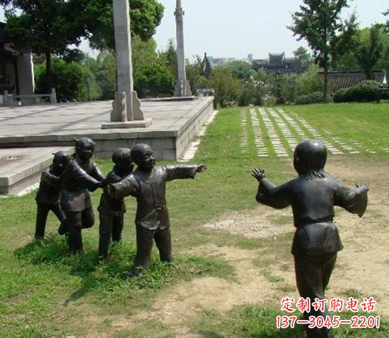 重庆公园玩老鹰捉小鸡的小孩小品铜雕