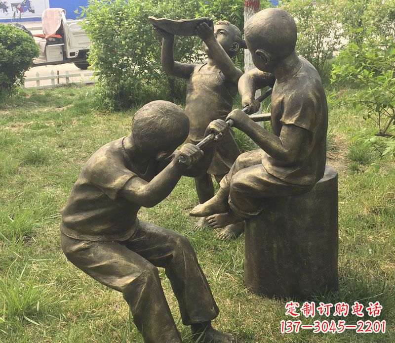重庆公园玩水的儿童铜雕