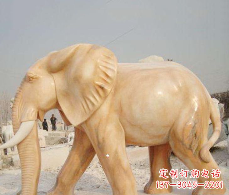 重庆公园晚霞红大象雕塑