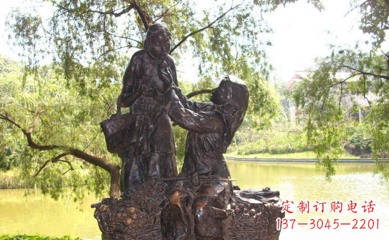 重庆温馨铜雕公园里喂母亲吃荔枝的女孩