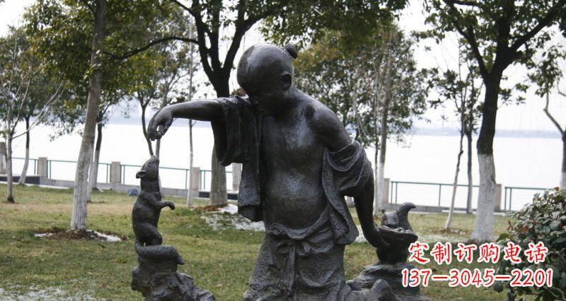 重庆公园喂松鼠的小孩小品铜雕