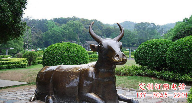 重庆公园卧着的牛动物铜雕 (2)