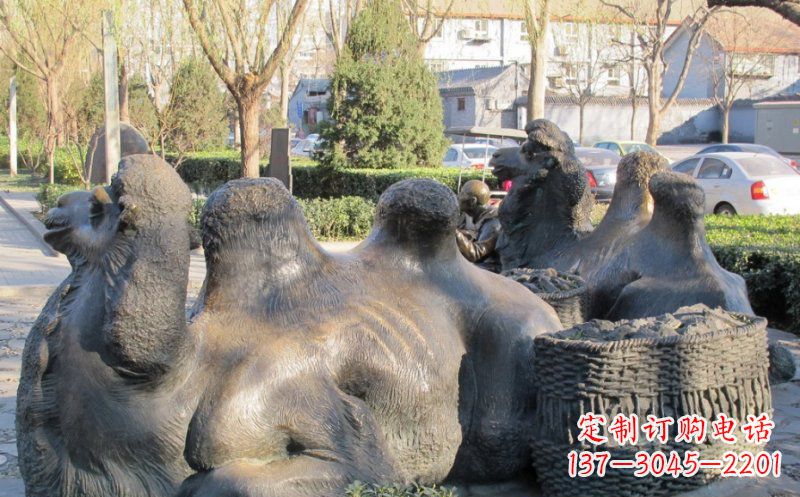 重庆公园卧着的骆驼动物铜雕