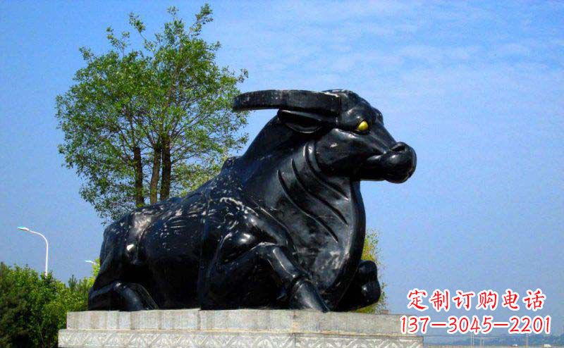 重庆公园卧着的牛动物铜雕