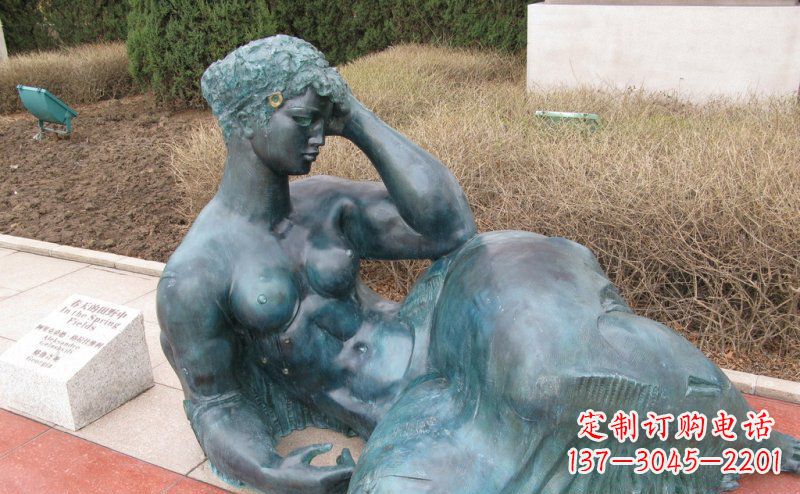 重庆公园西方女人人物铜雕_2