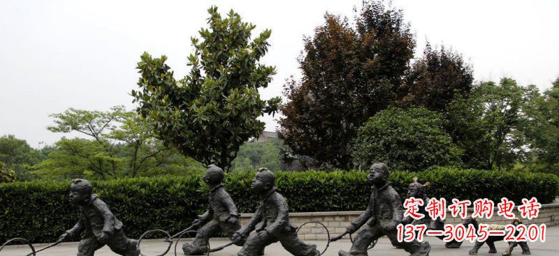 重庆公园小孩推铁圈小品铜雕