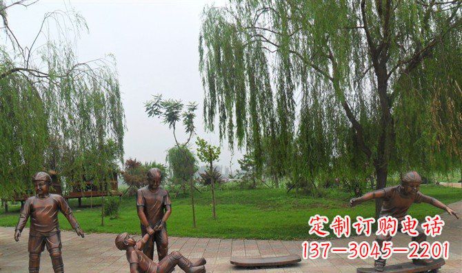 重庆公园小孩游戏人物铜雕