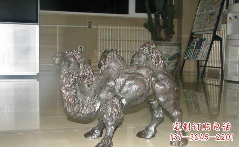 重庆公园小骆驼动物铜雕