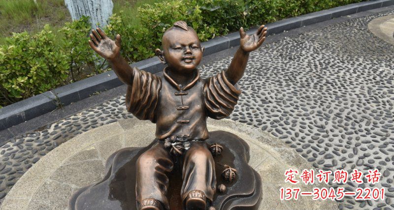 重庆公园小男孩和核桃人物铜雕