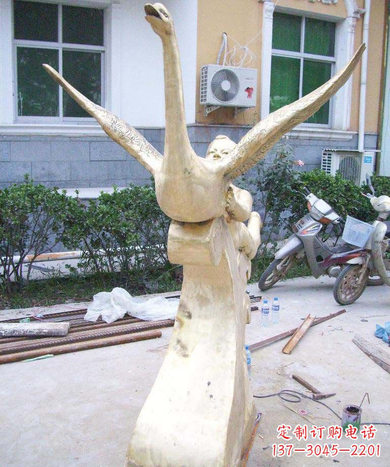 重庆公园小男孩和天鹅景观铜雕