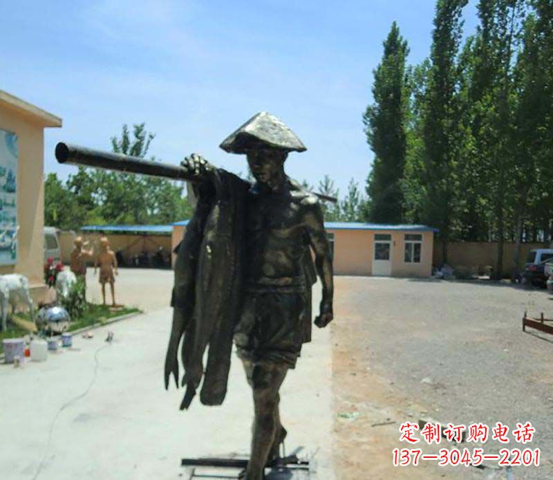 重庆传承古老文化的渔民雕塑