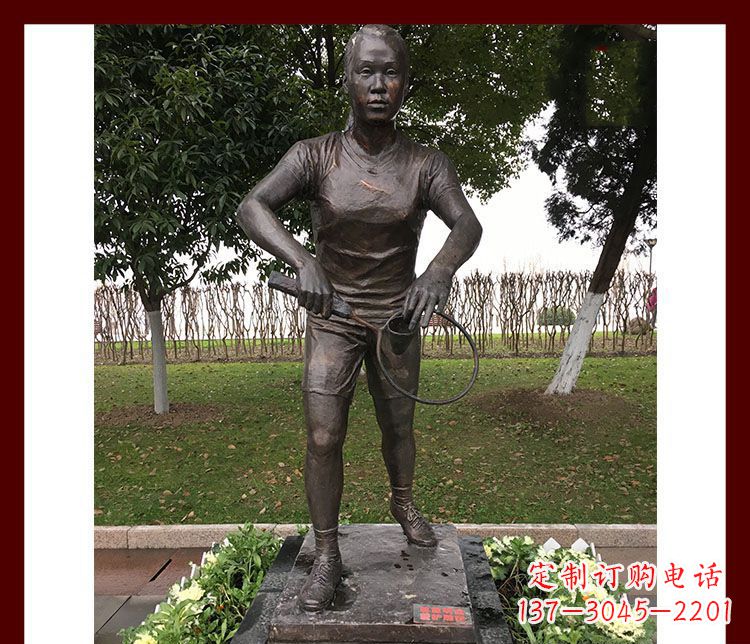 重庆公园羽毛球运动员铜雕