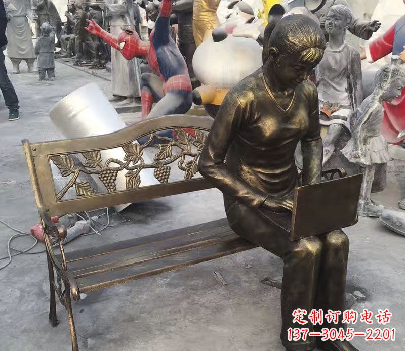 重庆公园长椅看电脑的女孩铜雕