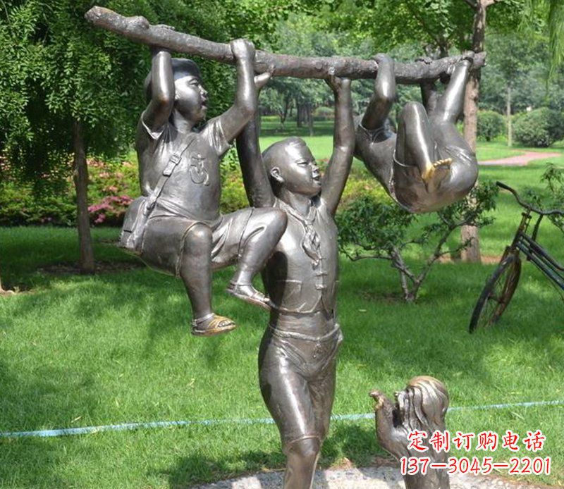 重庆捉着树枝玩耍的小孩铜雕