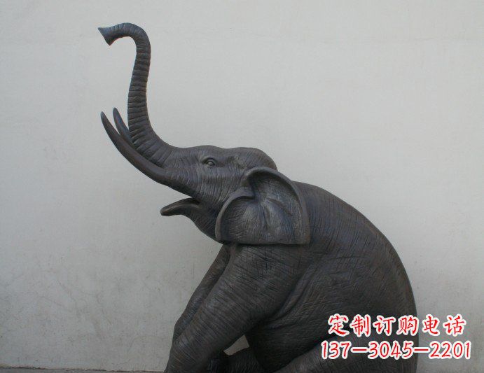 重庆公园坐着的大象喷水动物铜雕