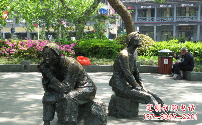 重庆公园坐着石头的老人人物铜雕