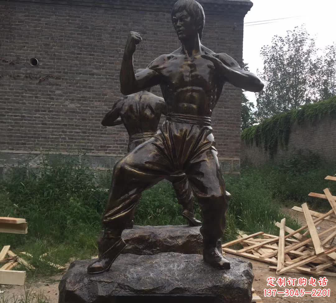重庆令人叹为观止的李小龙铜雕