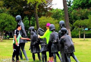 重庆铜质老鹰抓小鸡雕塑