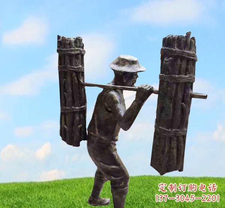 重庆精美老人铜雕,传承古代挑柴精神