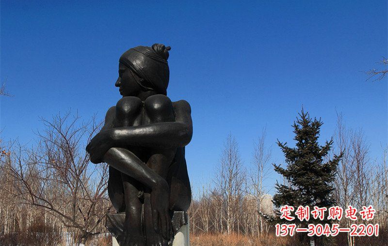 重庆广场抱膝盖的女孩人物铜雕