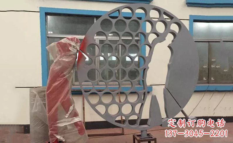 重庆广场不锈钢打高尔夫球雕塑 (2)