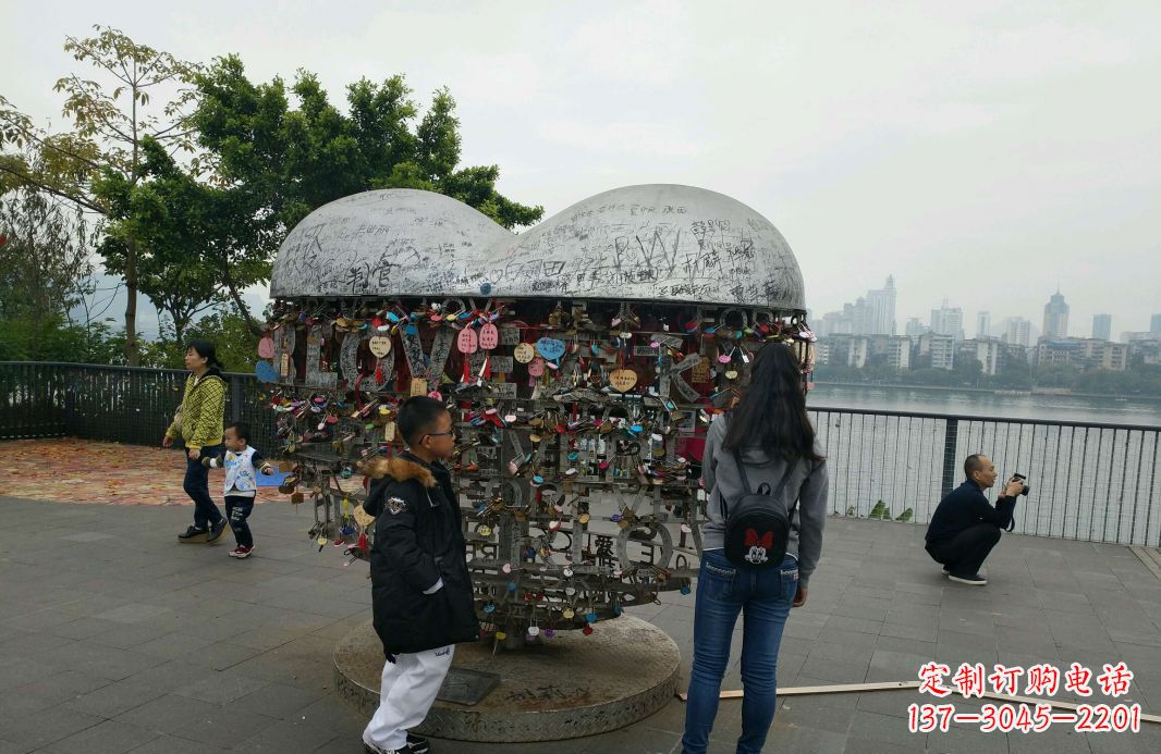 重庆不锈钢英文字母镂空景观雕塑