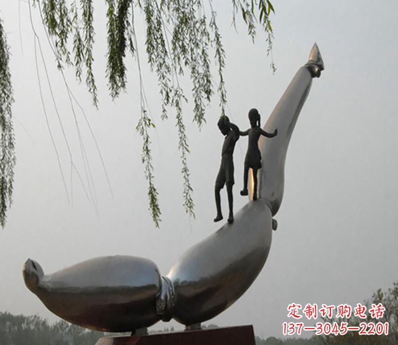 重庆广场不锈钢站在海豚情侣景观雕塑