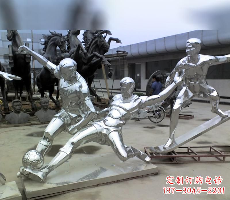 重庆中领雕塑定制的不锈钢足球运动雕塑