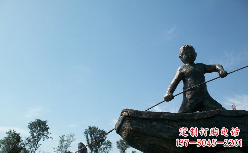 重庆男孩撑船铜雕,营造童趣氛围
