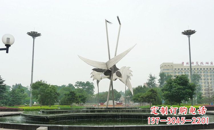 重庆极致之美,仙鹤雕塑展示现代精致生活