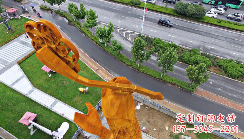 重庆广场叼着钥匙的鱼景观铜雕