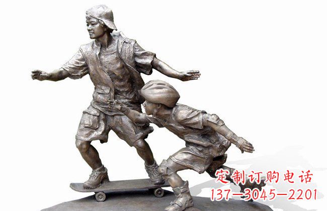 重庆令人惊叹的广场滑板男孩铜雕塑