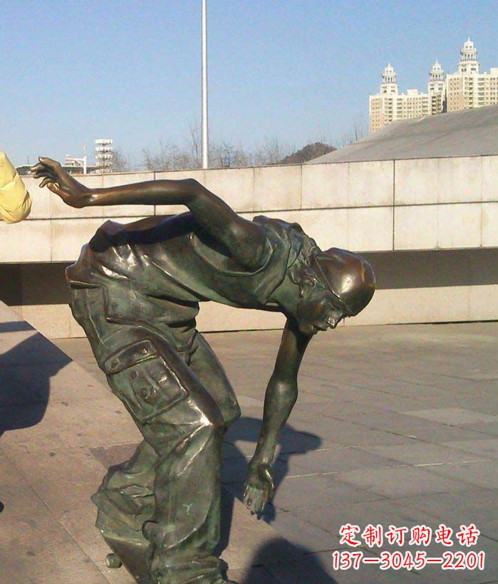 重庆广场滑滑板的青年景观铜雕