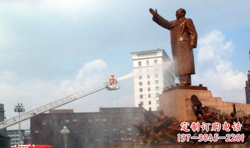 重庆广场挥手的毛主席景观铜雕