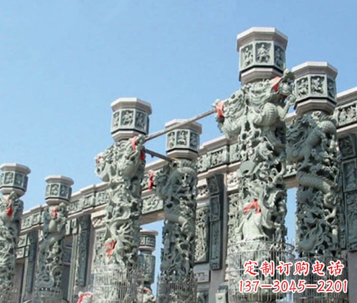 重庆青石龙柱雕塑,装点热闹的广场景观