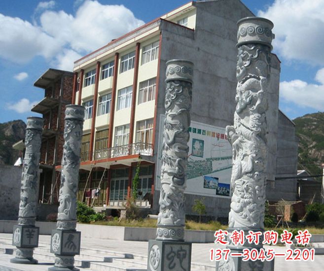 重庆以龙柱为原型的十二生肖石雕