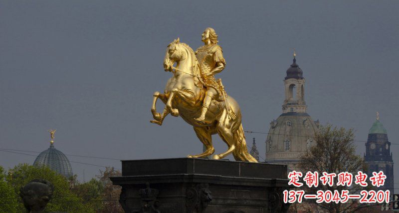 重庆广场骑马的西方人物景观铜雕