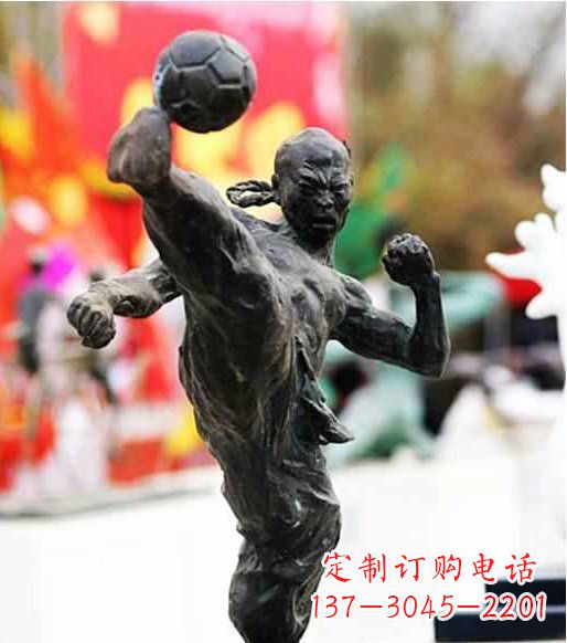 重庆广场踢足球的人物铜雕