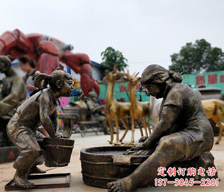 重庆注重传统的母爱——广场铜雕母亲洗衣服小品雕塑