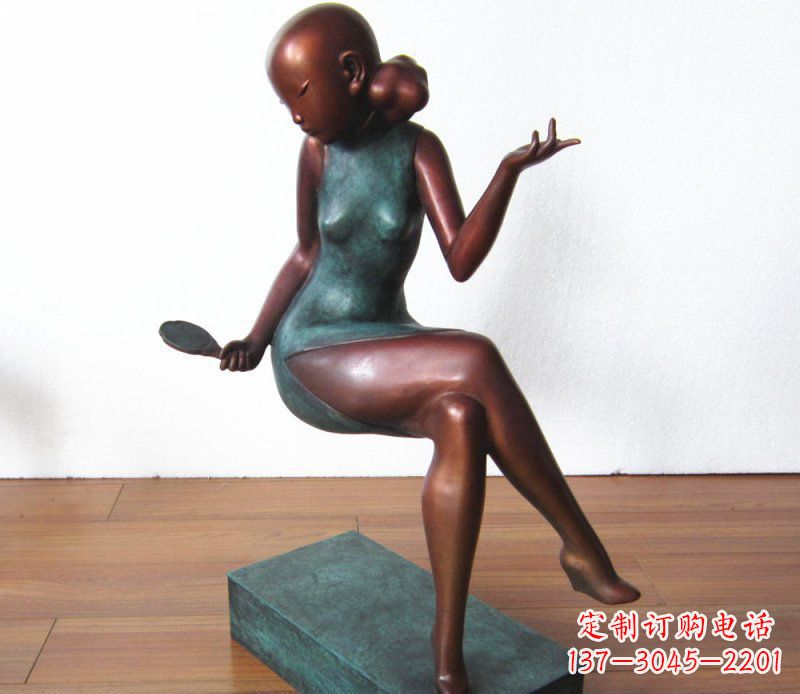 重庆广场铜雕美女照镜子人物雕塑