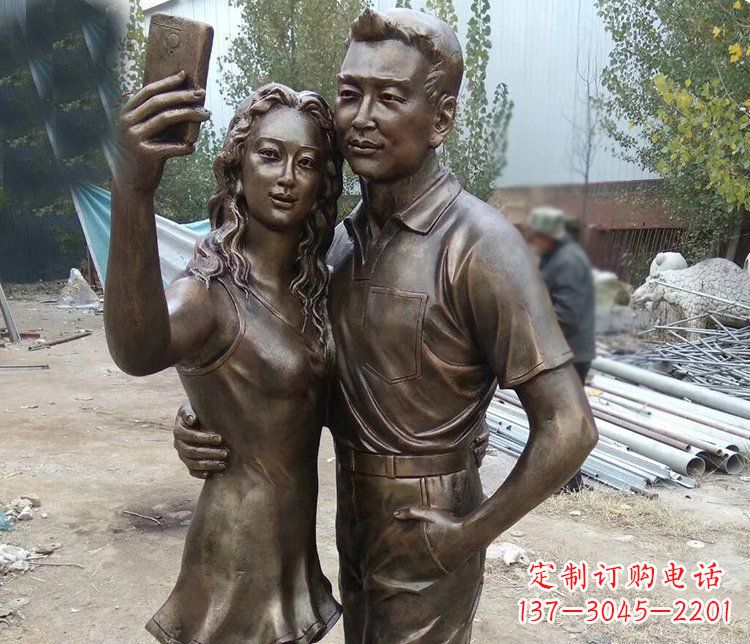 重庆广场铜雕拍照情侣人物雕塑