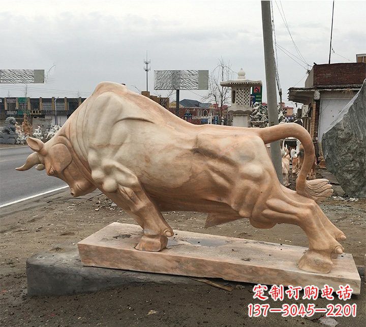 重庆广场晚霞红牛雕塑