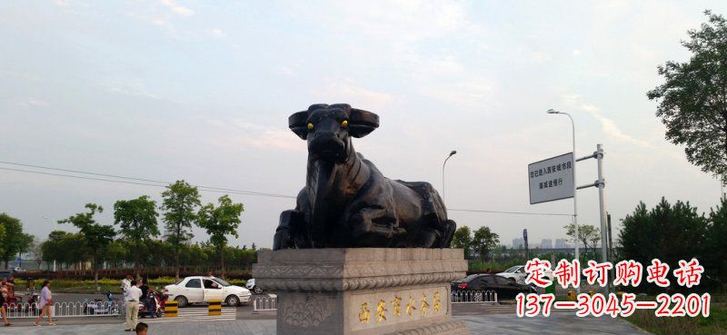 重庆广场卧着的牛动物铜雕