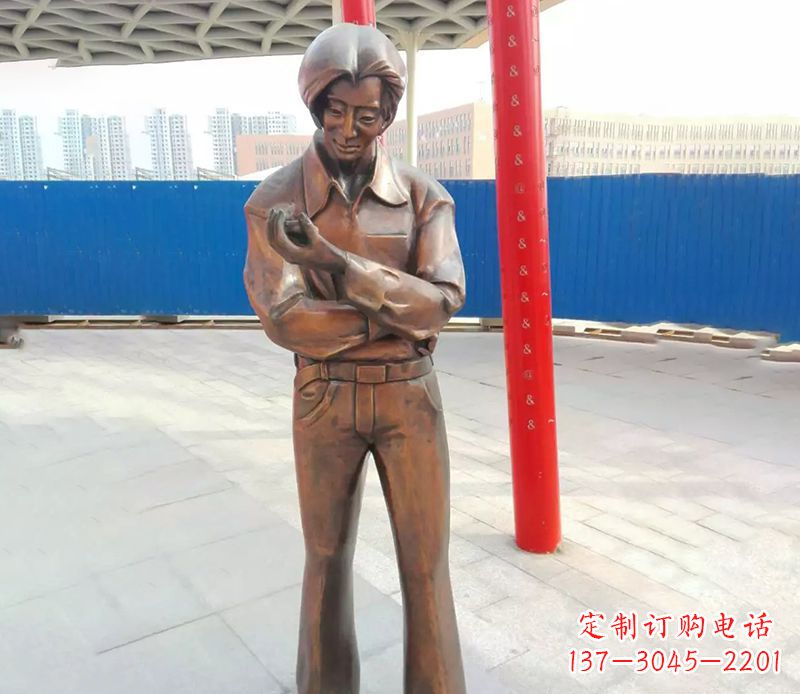 重庆广场中年女人人物铜雕