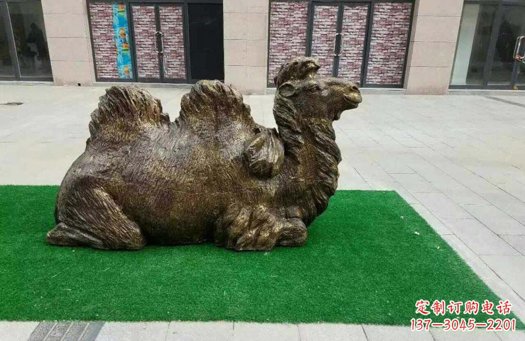 重庆跪姿骆驼铜雕