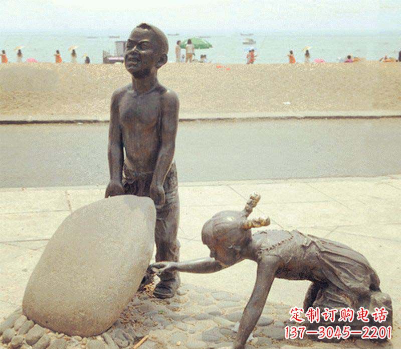 重庆海边抬石头的小孩景观铜雕