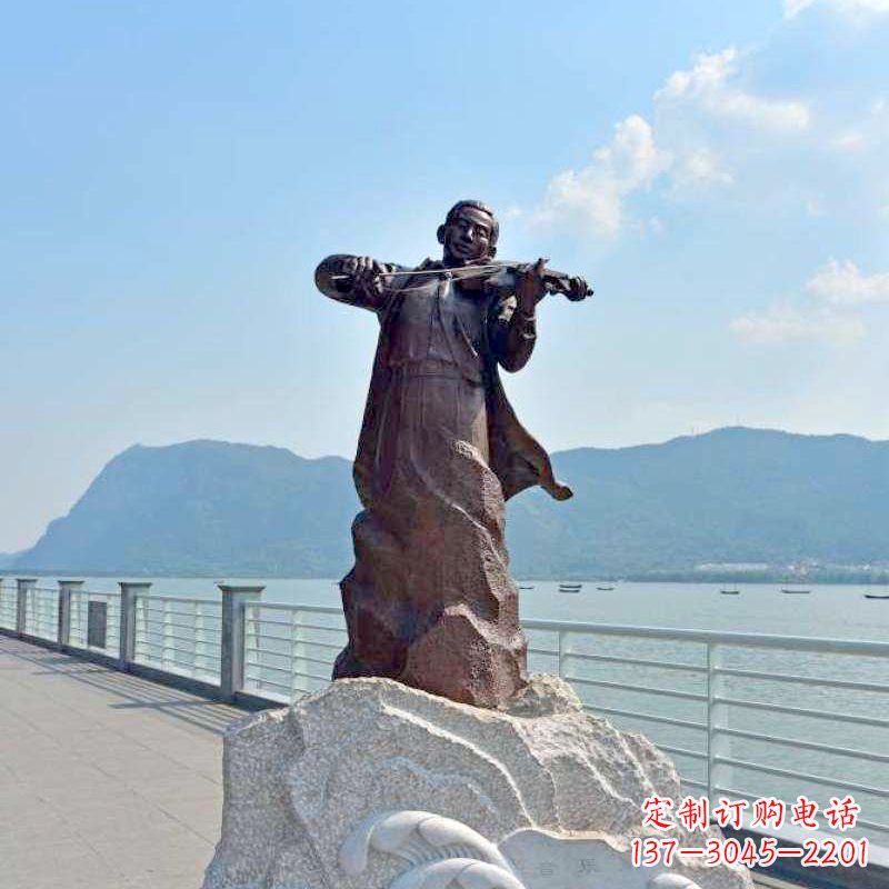 重庆海边拉小提琴的聂耳雕像